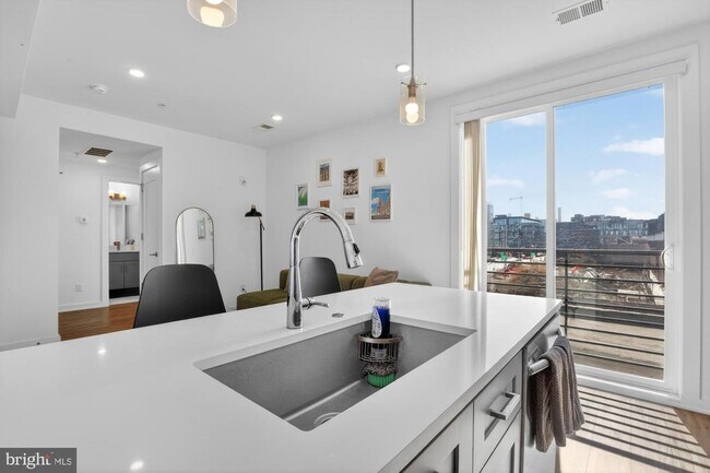 Building Photo - 304 Master St