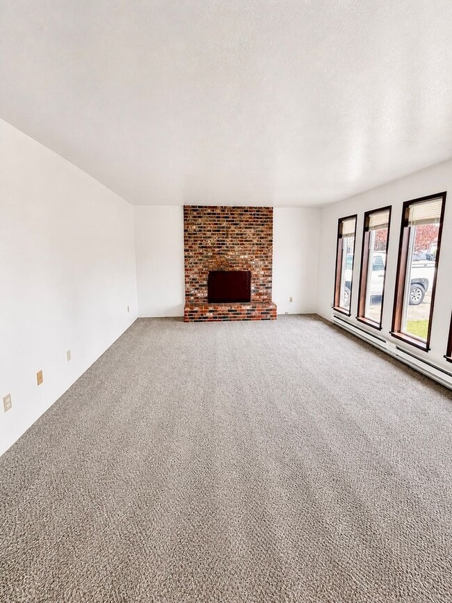 Building Photo - Large 3 Bed 1.5 Bath with large Garage Located in Cosmopolis