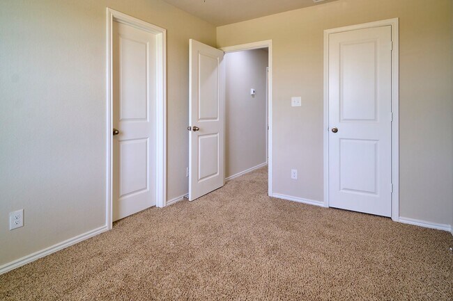 Building Photo - Hunters Ranch Beauty! 3 Bedroom 2 1/2 Bath Townhome