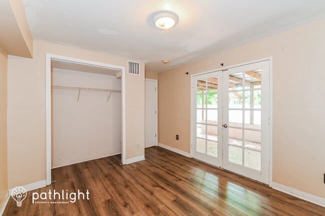 Building Photo - 1718 Sunset Pl