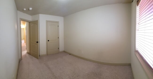 Building Photo - 3 bed, 2.5 bath townhome w/attached 2 car ...