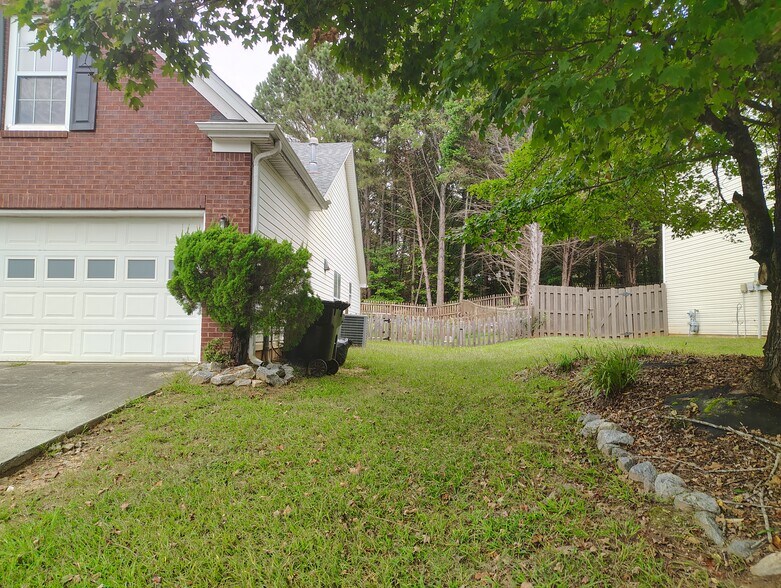Big side yard - 5679 Post Mill Ct