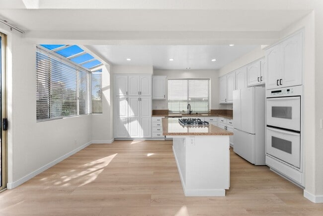 Building Photo - 4 Bed/2.5 Bath Vista Residence Beautifully...