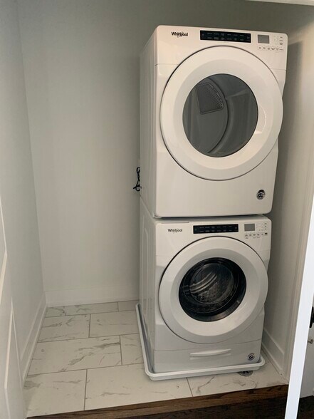 Building Photo - 5315 W Montrose Ave