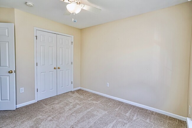 Building Photo - 545 Smoothstone Dr