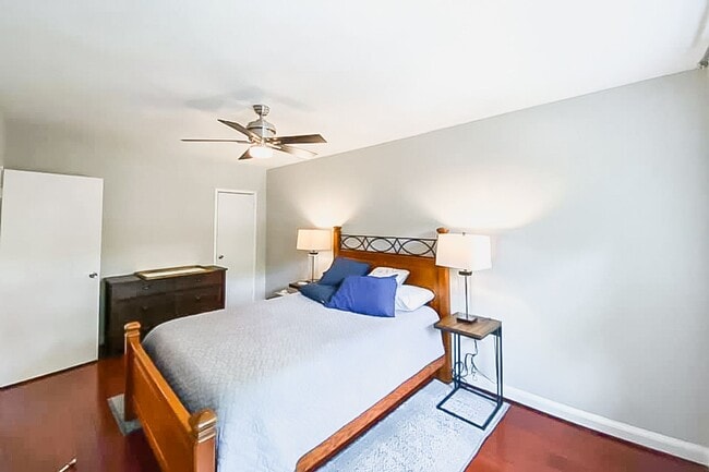 Building Photo - Tastefully Renovated 2 Bedroom 1 Bathroom ...