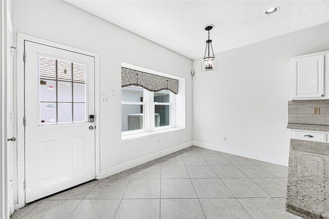 Building Photo - 1273 El Camino Village Dr