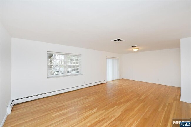 Building Photo - 20-30 Ridge Road Unit A8