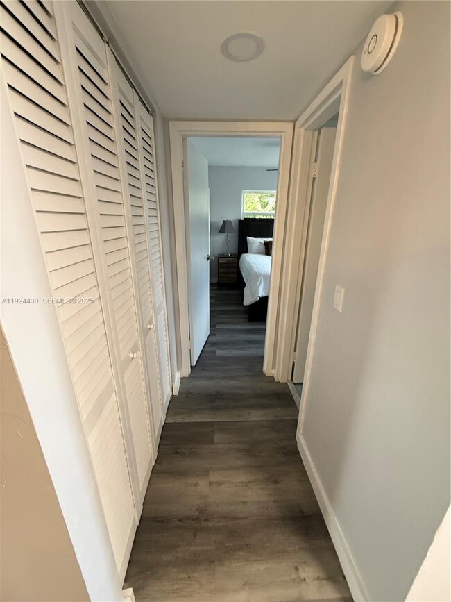 Building Photo - 1000 Country Club Dr