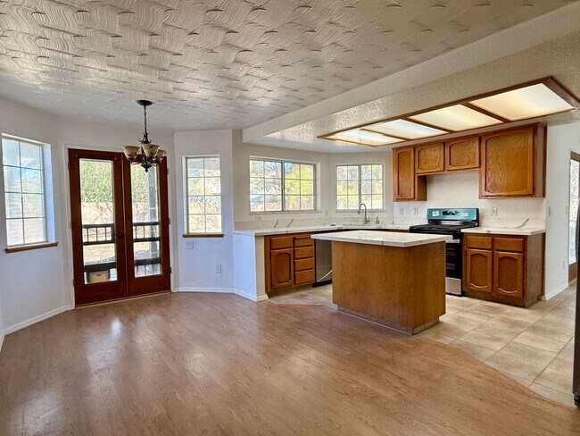 Building Photo - NORTHWEST SOLAR HOME - AVAILABLE NOW!