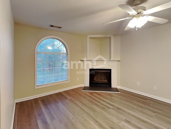 Building Photo - 1054 Falls Brooke Dr