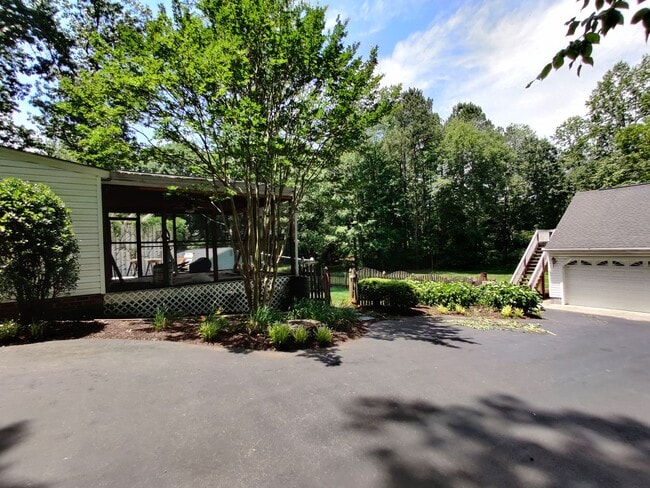 Building Photo - 4 bedroom home with large detached garage