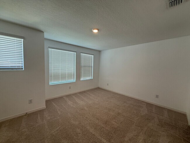 Building Photo - Luxury 3 story townhouse in the heart of L...