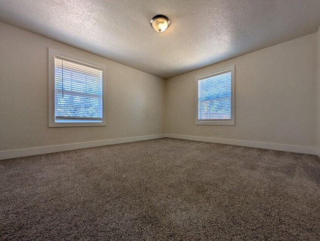 Building Photo - Beautiful 3 Bedroom, 2 Bath Home In The Ri...
