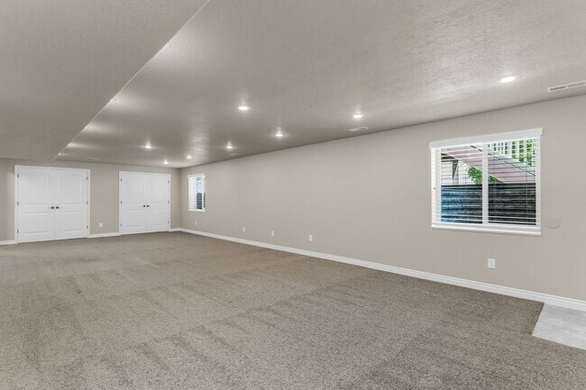 Building Photo - Spacious Syracuse Home with Covered Deck, Loft & Oversized 3-Car Garage