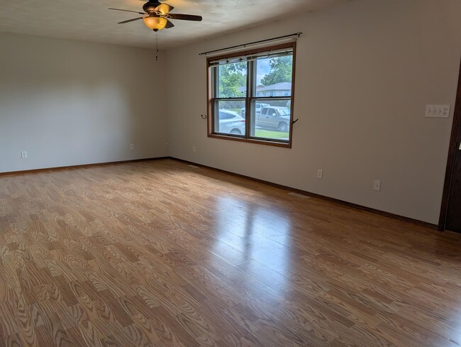 Building Photo - 204 Hickory Dr