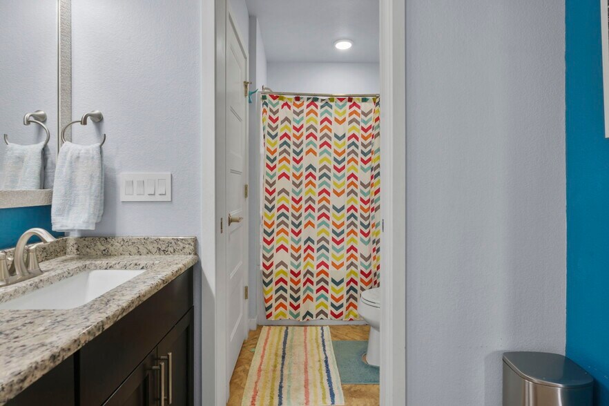 Second floor hall full bath - 630 Big Stone Trl