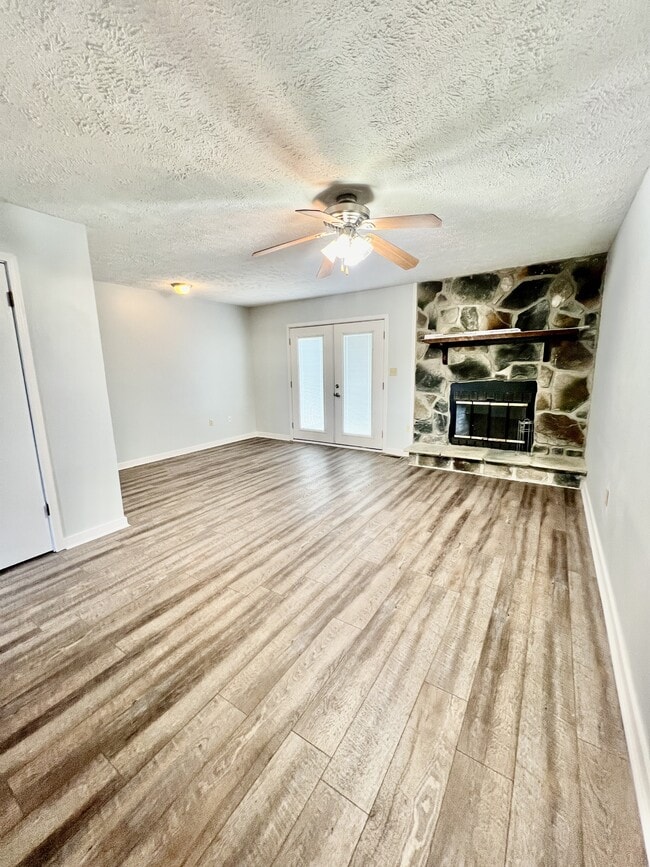 Building Photo - 403 Cedarstone Rd