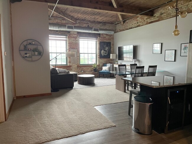 Building Photo - 940 Monroe Ave NW