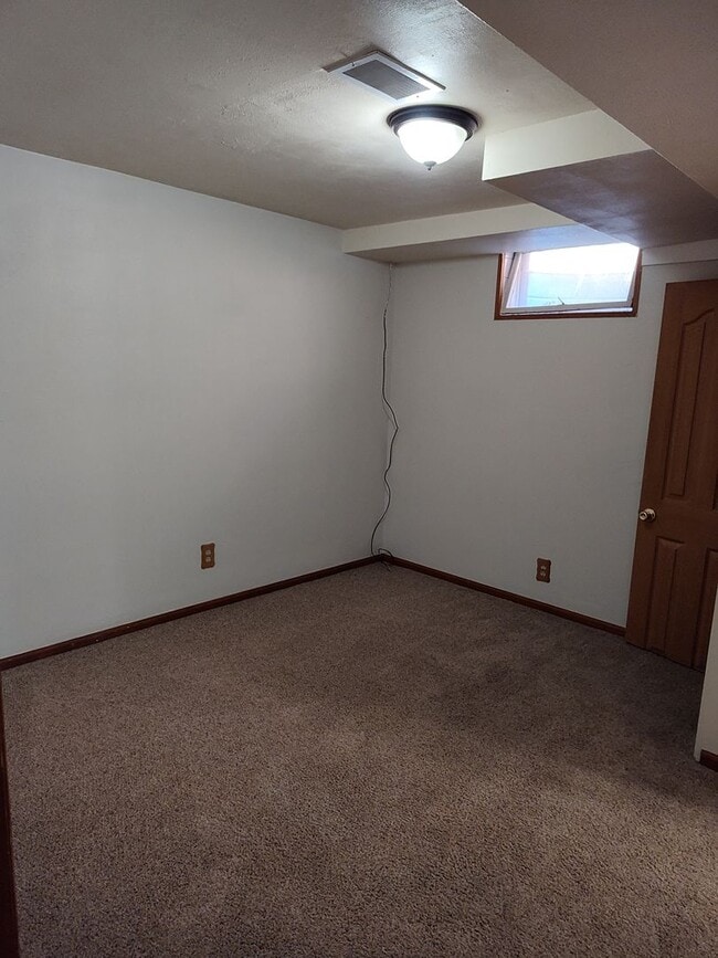 Building Photo - ALL PROSPECTIVE TENANTS MUST SUBMIT A $58 NON-REFUNDABLE APPLICATION FEE PER APPLICANT ONLINE AND...