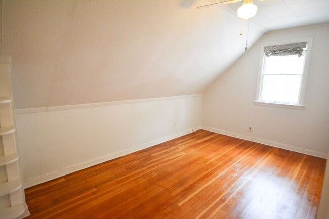 Building Photo - Beautiful 4 Bedroom With Modern and Unique...