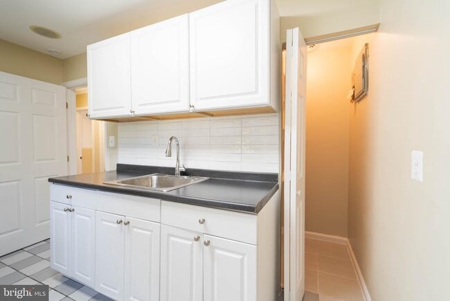 Building Photo - 610 Valley Brook Dr