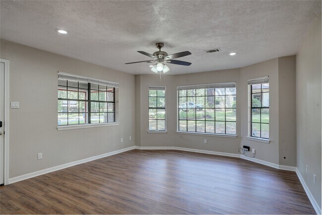 Building Photo - 4811 Holly Ln E