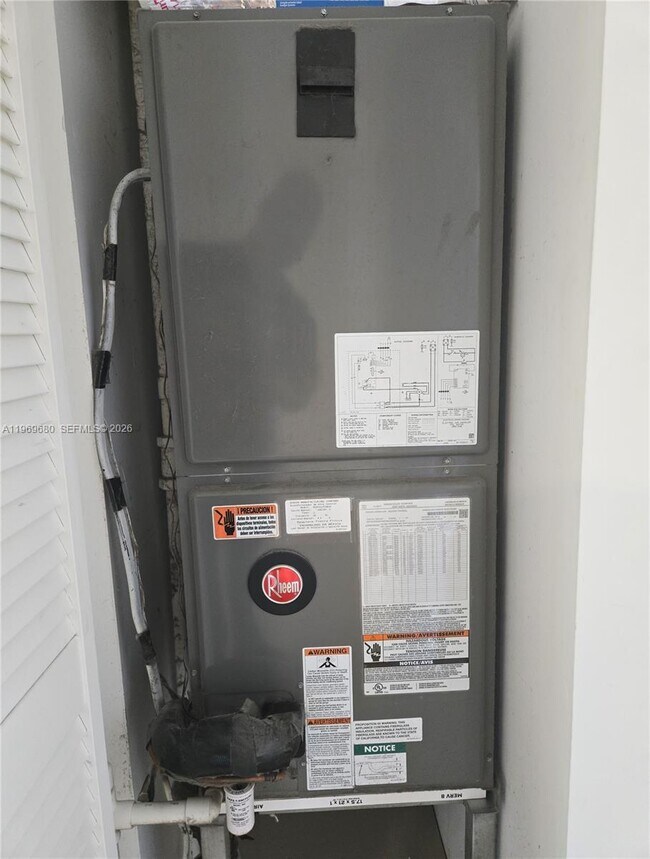 Building Photo - 323 SW 31st Ct