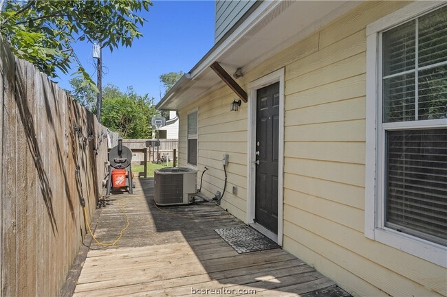 Building Photo - 114 Lynn Dr