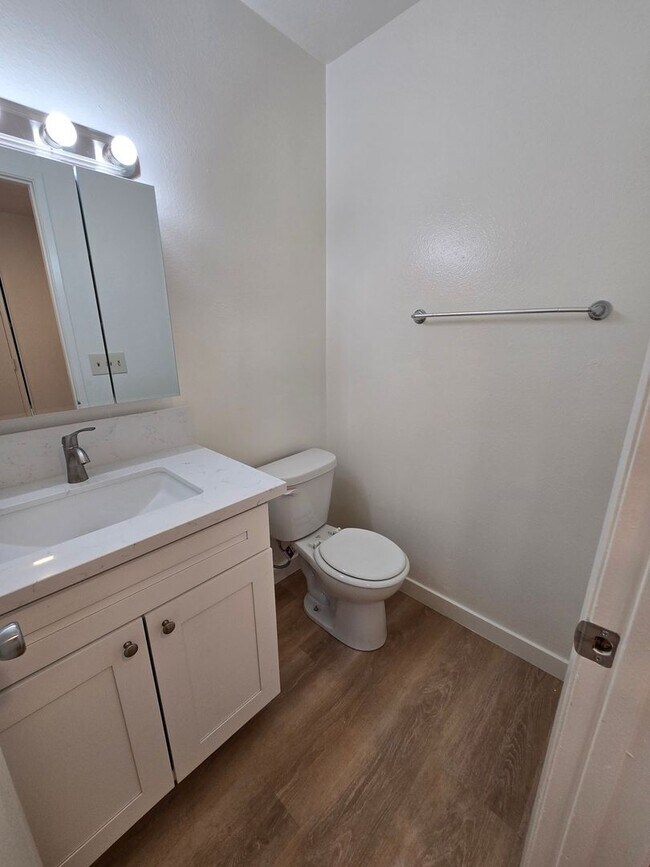 Building Photo - Spacious townhome in a well-maintained El Cajon complex