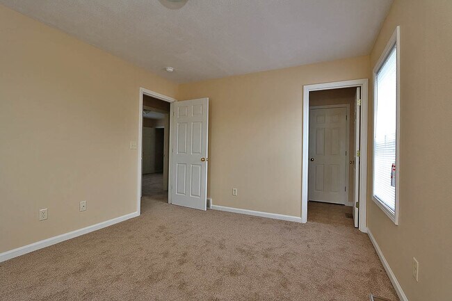 Building Photo - 4 Bedroom House Close to Campus