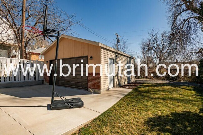 Building Photo - 1572 E Kensington Ave