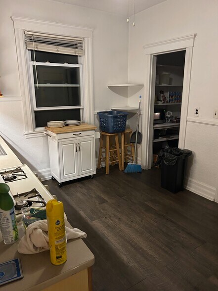 Kitchen - 1075 Lakepointe St