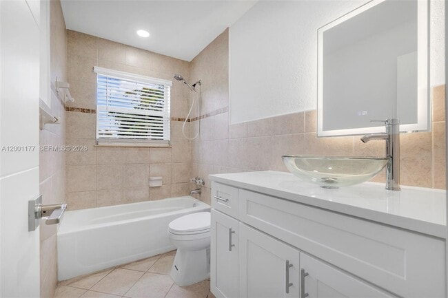 Building Photo - 810 SW 14th Ct