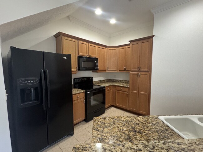 Building Photo - "Spacious 3-Bed Townhouse Retreat in Tampa...