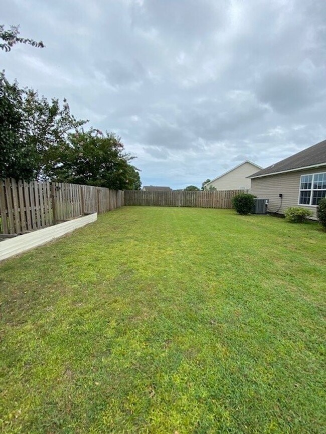 Building Photo - Welcome to this stunning 3-bedroom, 2-bathroom home located in Courntey Pines