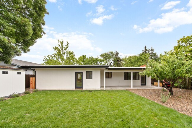 Building Photo - Central Davis 3/2 Mid Modern
