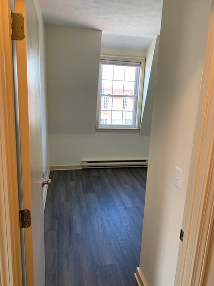 Building Photo - 191 Main St