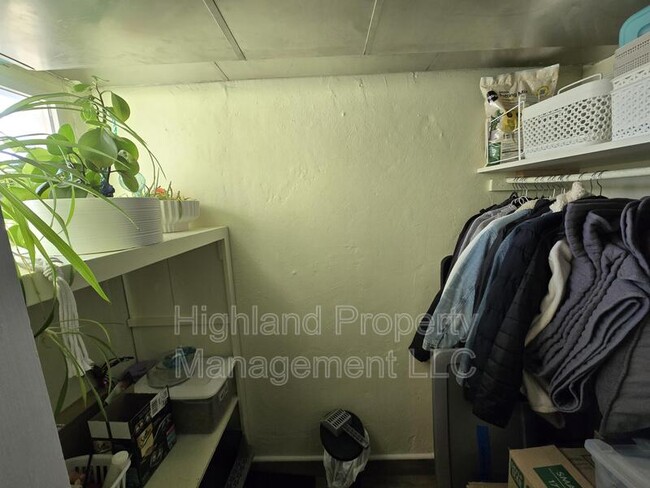 Building Photo - 1160 1/2 NE Lake St