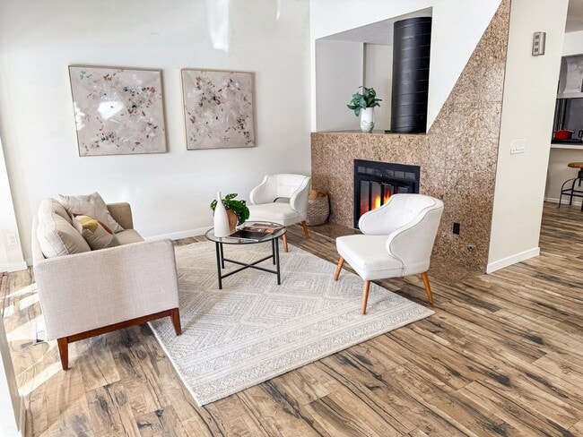 Building Photo - Beautifully Remodeled 3BD/2.5BA Spacious T...