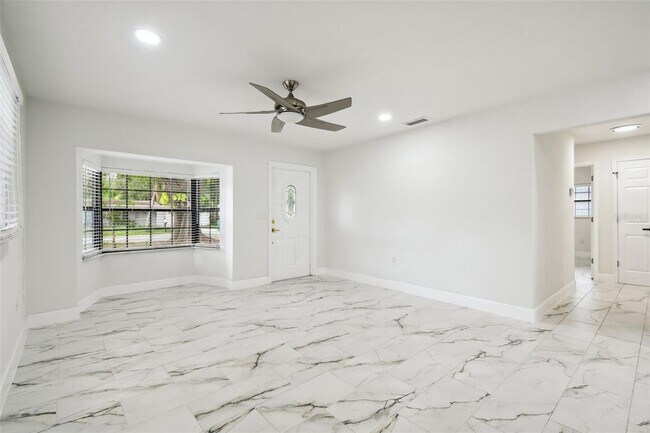 Building Photo - 4910 N Darby Ave