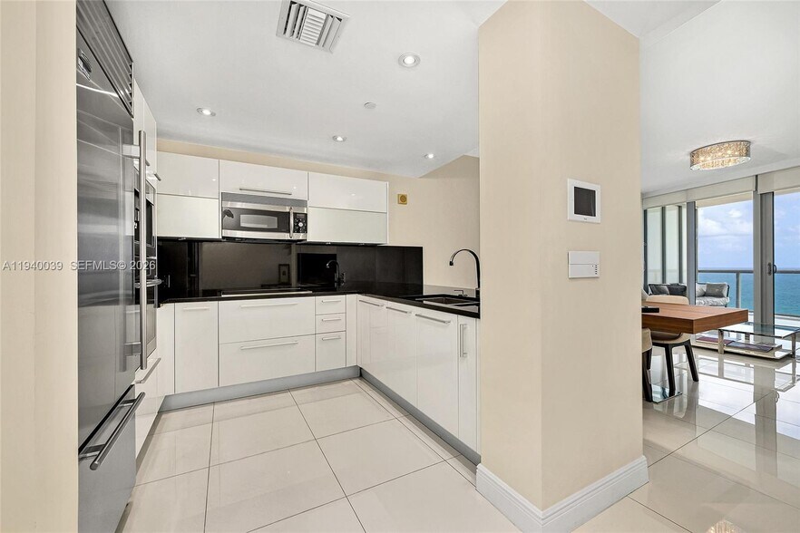 Building Photo - 17121 Collins Ave