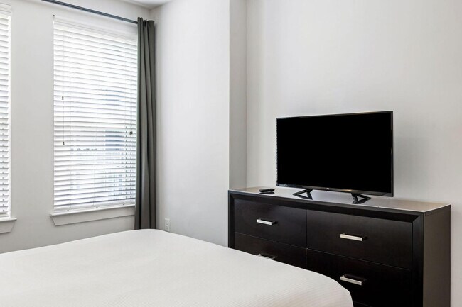 Building Photo - 1270 Spring St NW