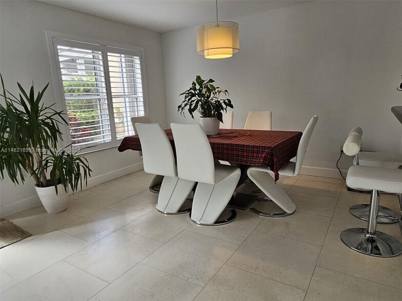 Building Photo - 5570 SW 70th Pl S