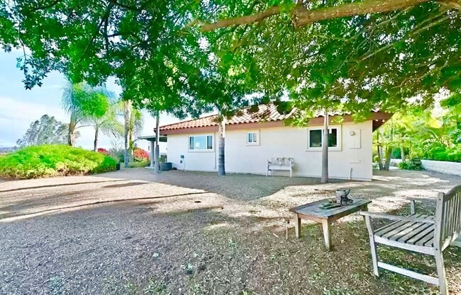 Building Photo - Amazing Location & Sprawling Country Livin...