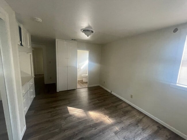 Building Photo - 728 W 3rd St