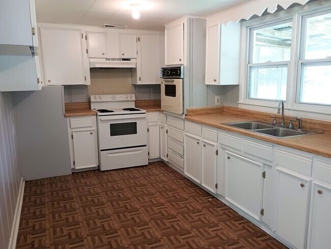 Building Photo - TERRIFIC STARTER HOME in Hartselle!