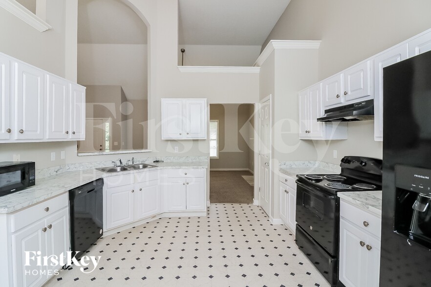 Building Photo - 5734 Newnan Cir