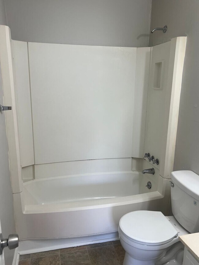 Building Photo - 2 Bedroom 2 Bath Condo