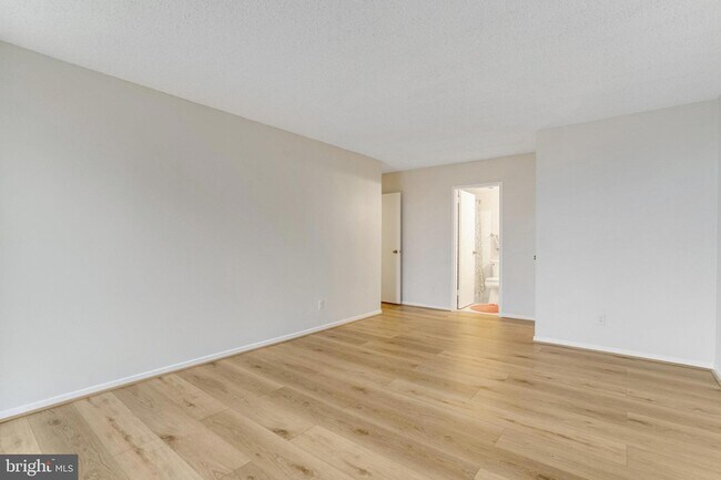 Building Photo - 2300 Pimmit Dr